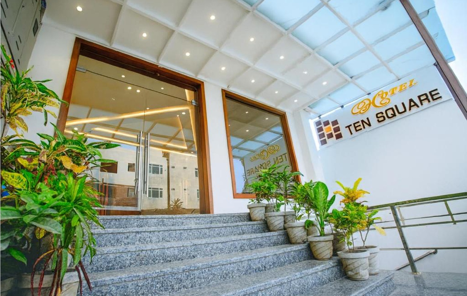 Agra Hotel Dining